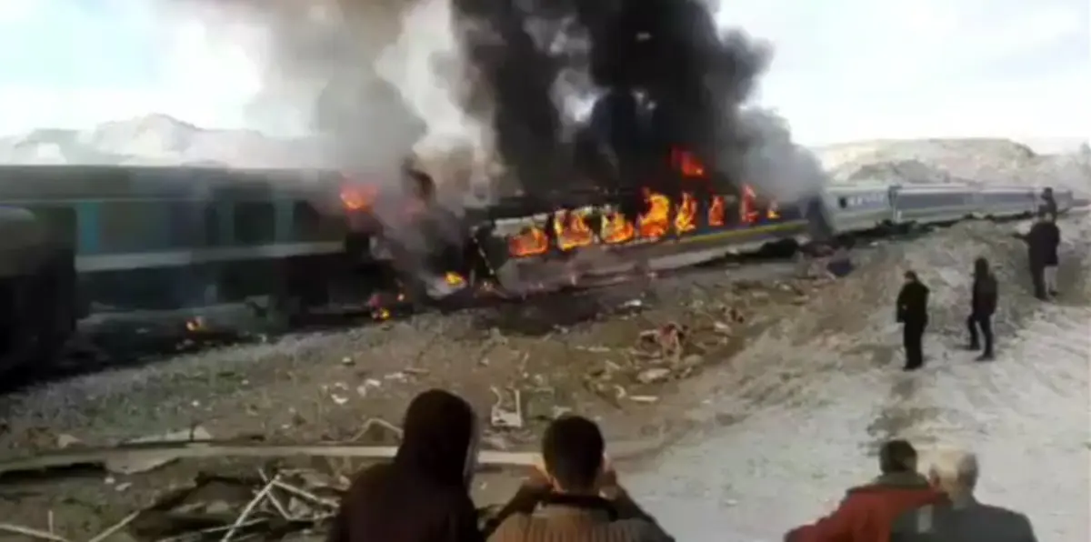 بالفيديو.. 31 قتيل بحادث تصادم قطاري ركاب في إيران