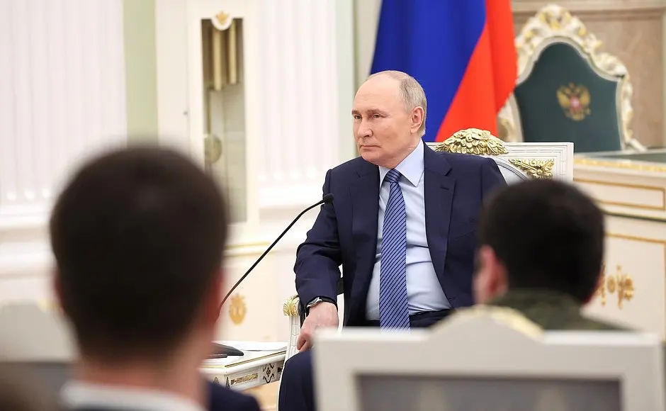 بوتين يغازل فتاة خلال لقاء القادة (فيديو)
