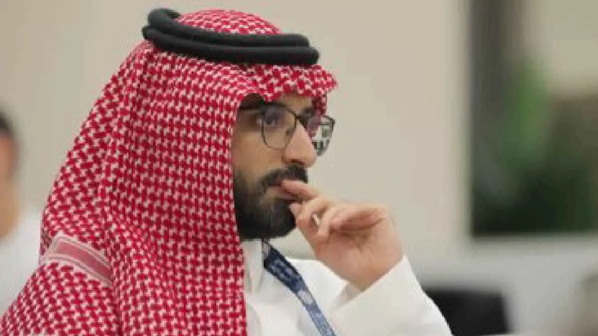 أول ظهور للإعلامي عبد العزيز القرني بعد سقوطه على الهواء (فيديو)