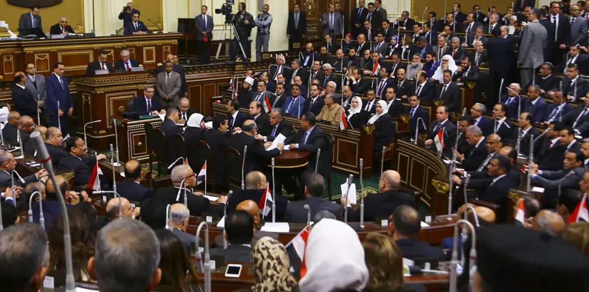 بعد اتهامات بمخالفة الدستور.. هل تنقذ حالة الطوارئ البرلمان المصري من الحل؟