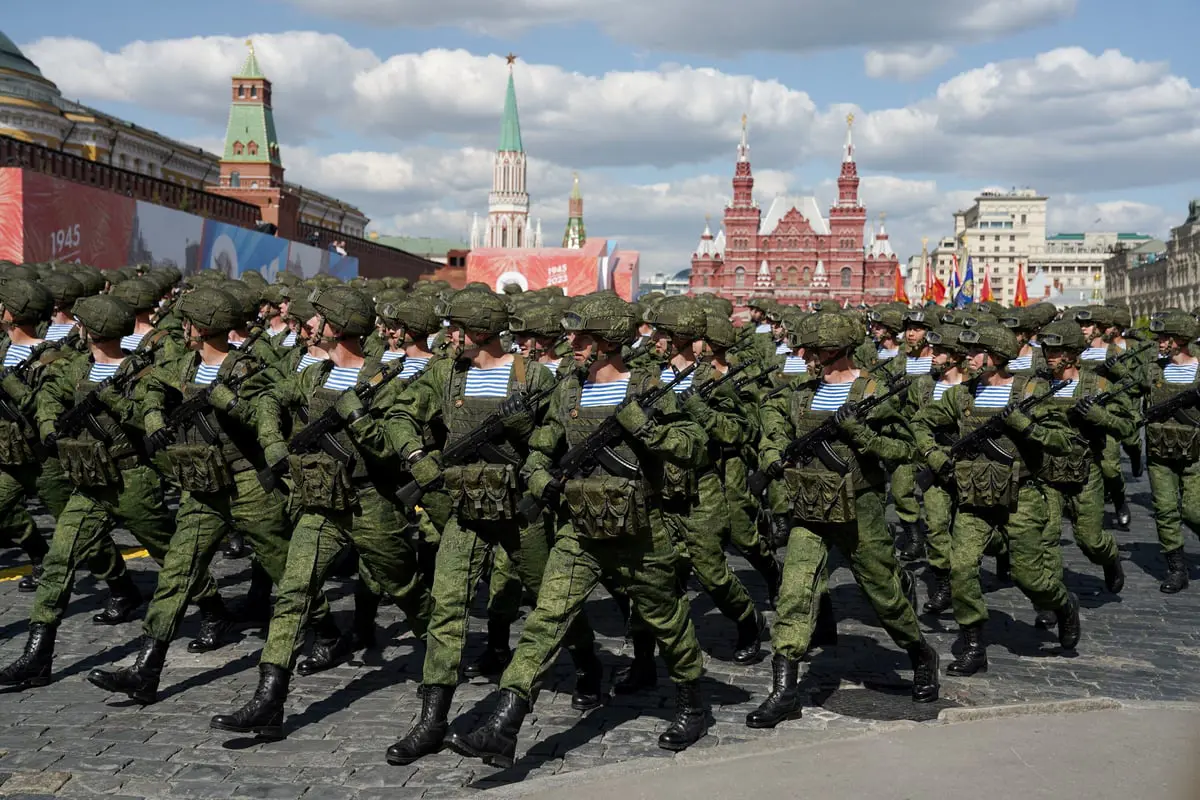 "تقليد سوفييتي".. تلاميذ المدارس الروسية يتدربون على استخدام السلاح