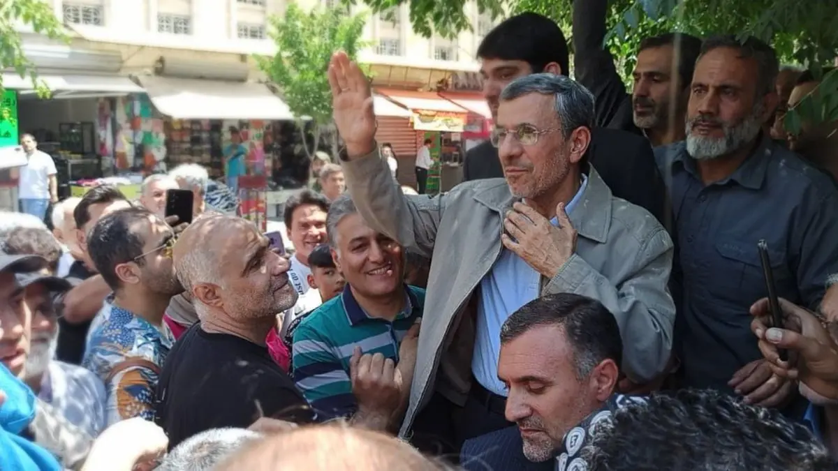 نجاد يبدأ حملته الانتخابية من "بازار طهران" (صور وفيديو)