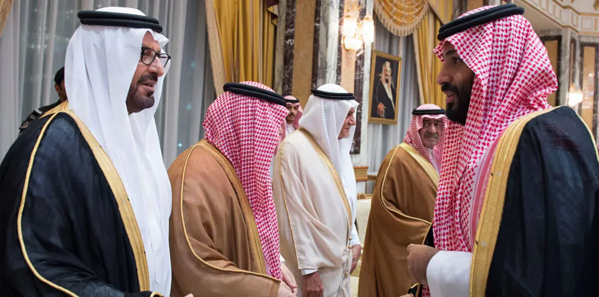 "هوس السيلفي".. حتى أثناء مبايعة الأمير محمد بن سلمان (فيديو)