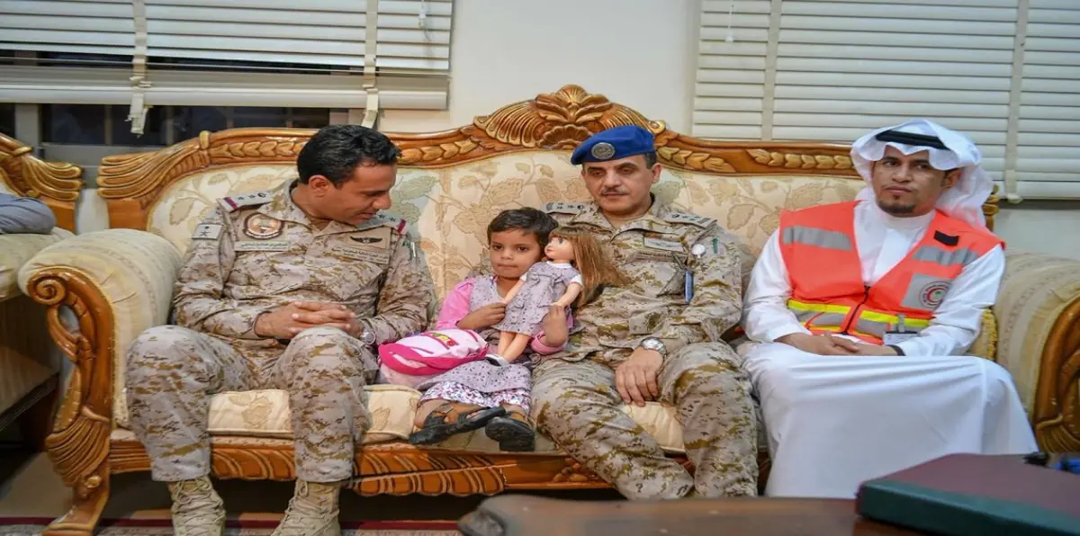 التحالف العربي يسلم طفلة للحكومة اليمنية بعد أن استخدمها والدها درعًا بشرية (فيديو وصور)
