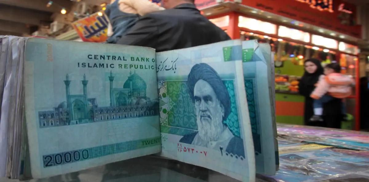 انهيار غير مسبوق للريال الإيراني بعد قرار ترامب