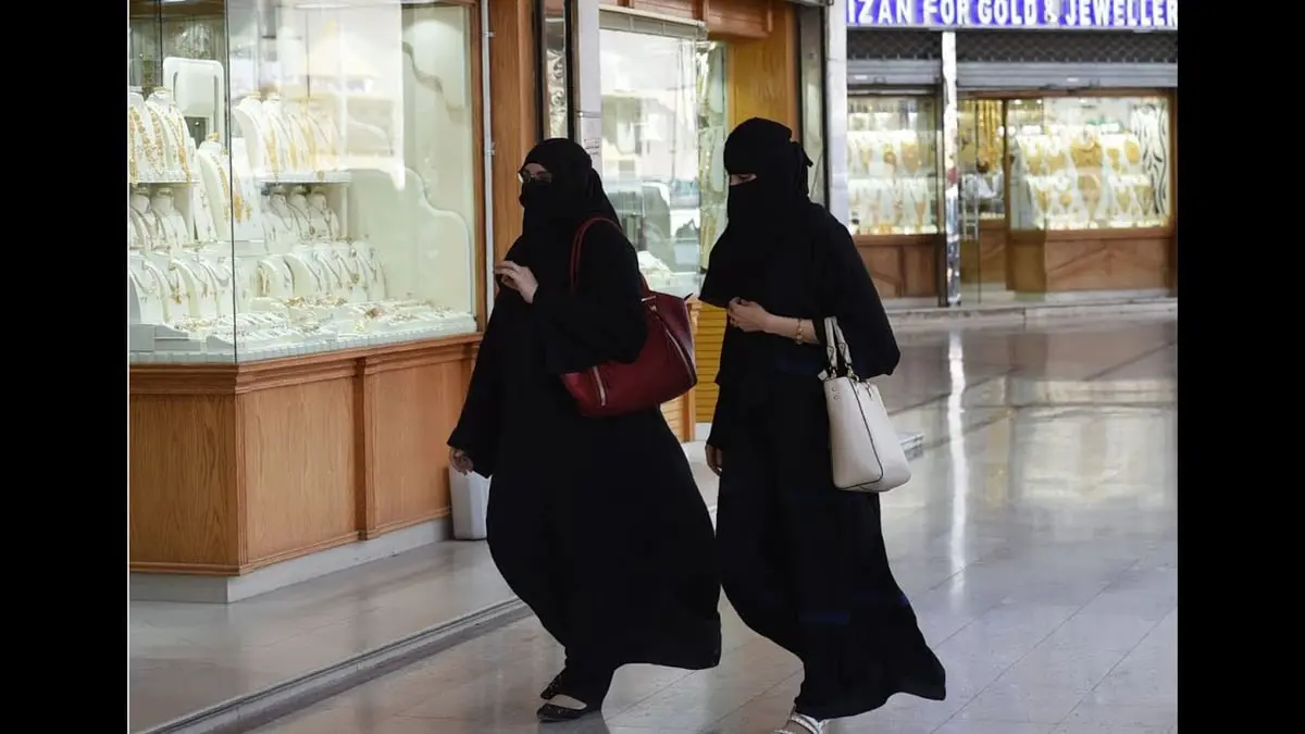 هل تتخلى السعوديات عن لبس العباءة السوداء في عهد الانفتاح؟