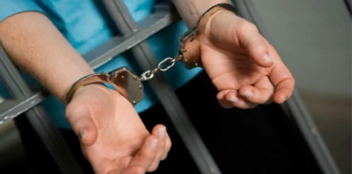 بالفيديو.. لصان يغافلان مسنًا ويسرقان أمواله في مطعم سعودي
