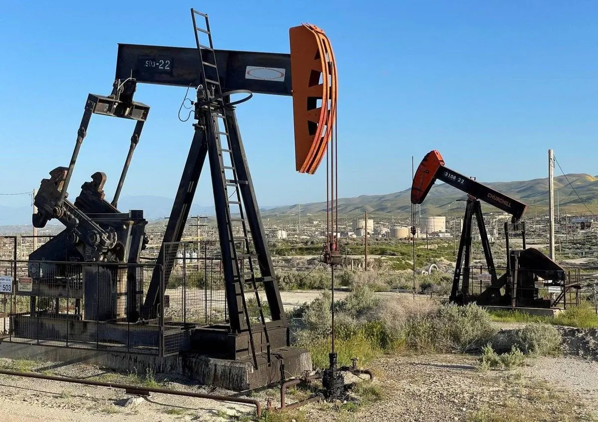 النفط يرتفع رغم قفزة في المخزونات الأمريكية وسط المخاطر الجيوسياسية