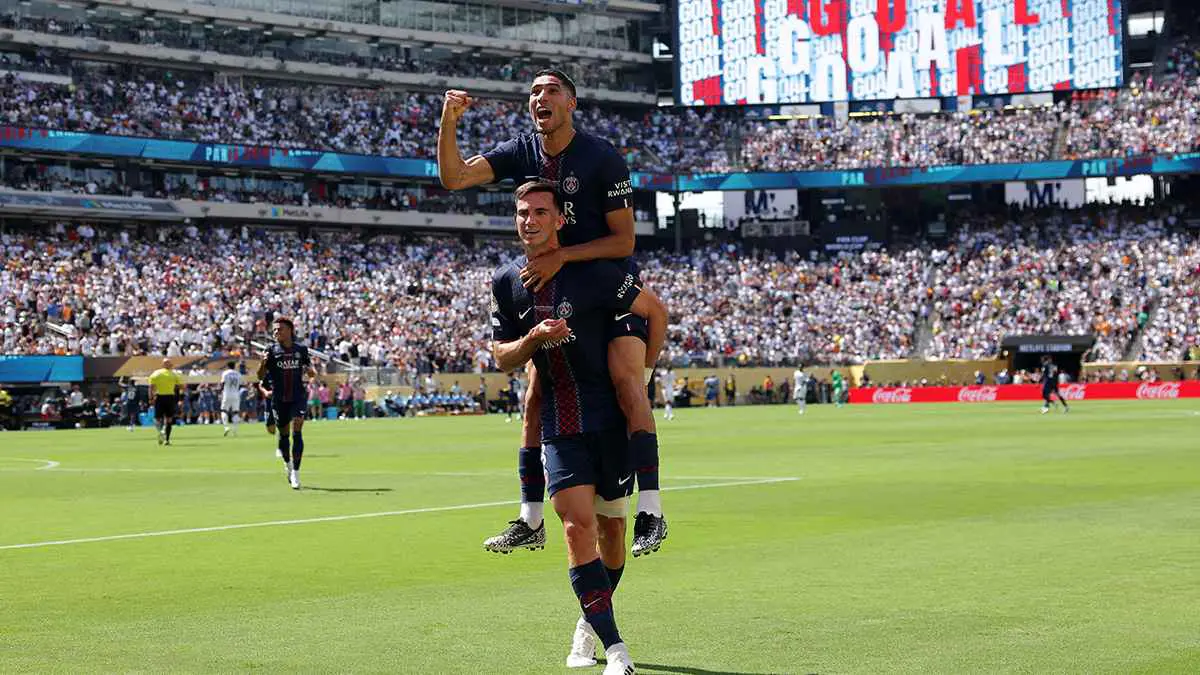 أشرف حكيمي يمنح قميصه لأسطورة ريال مدريد: لقد ساعدتني كثيرا (فيديو)