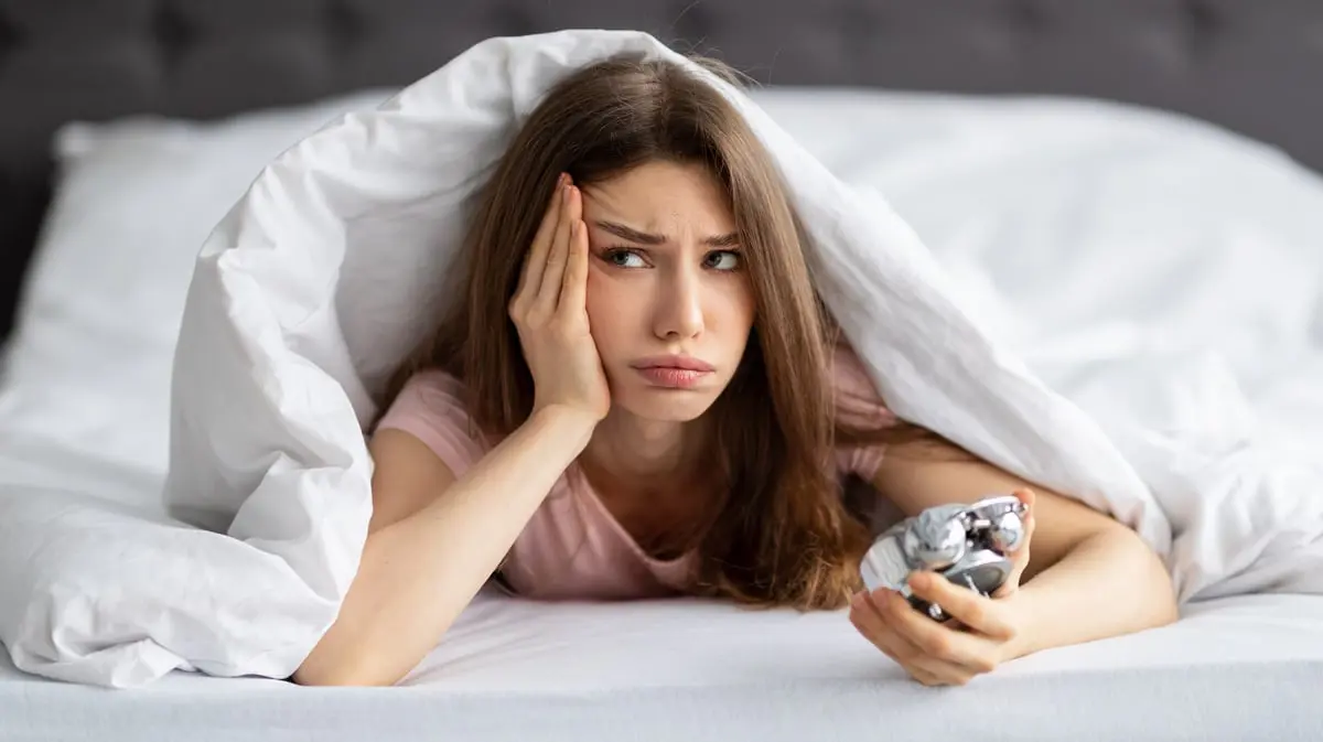 لماذا لا يستطيع البعض النوم رغم النعاس والتعب؟