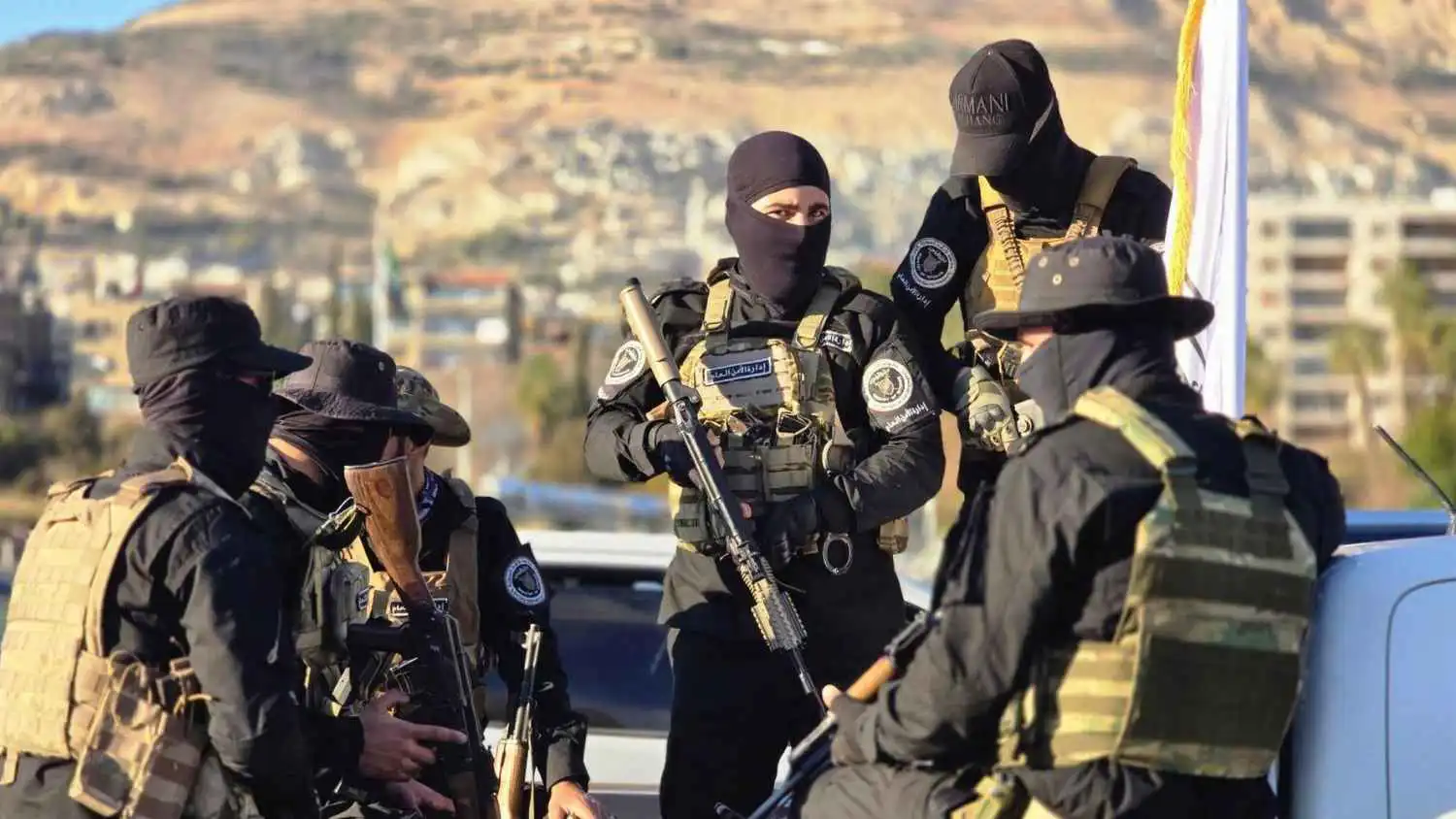 سائح برتغالي يتعرض للسلب على يد مسلحين شمالي سوريا (فيديو)