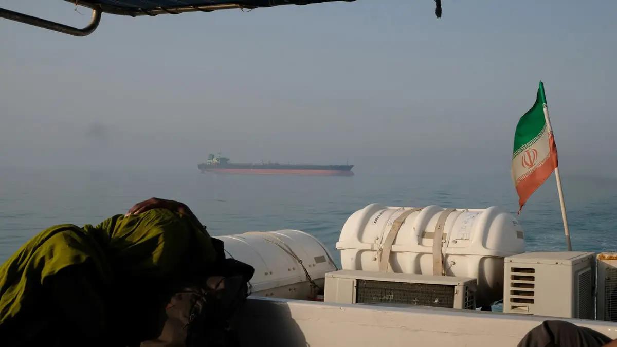 نائب إيراني يلوح بإغلاق مضيق هرمز لتقييد حركة السفن الأوروبية