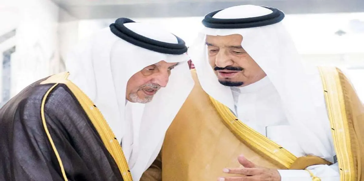 "هات يمناك".. هدية الأمير خالد الفيصل للعاهل السعودي (فيديو)