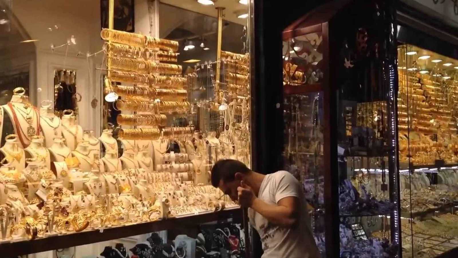 استثمار زائف وفرار فجائي.. تاجر ذهب يخدع العشرات في تركيا (فيديو) | إرم نيوز