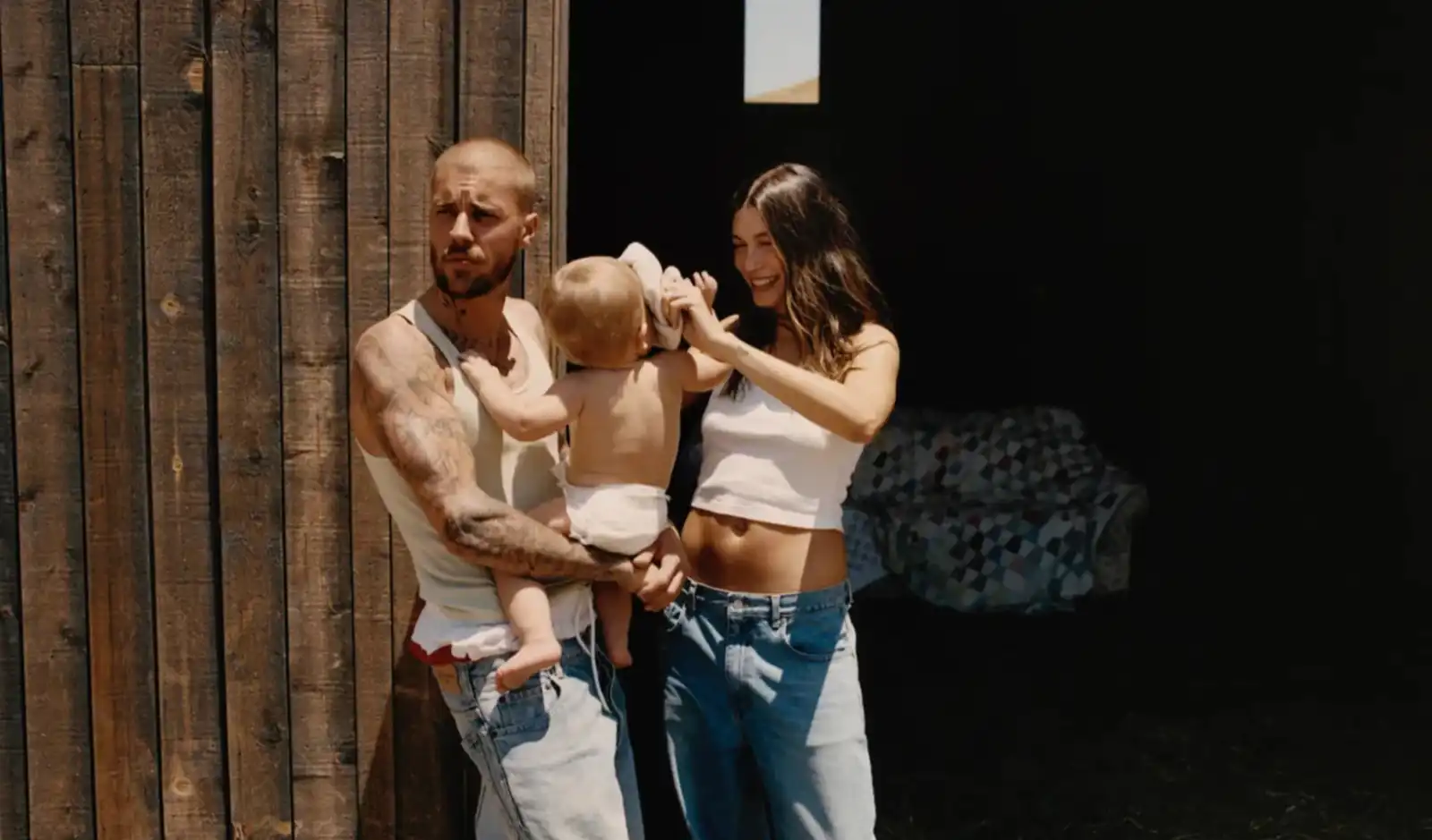 جاستن وهايلي مع طفلهما 