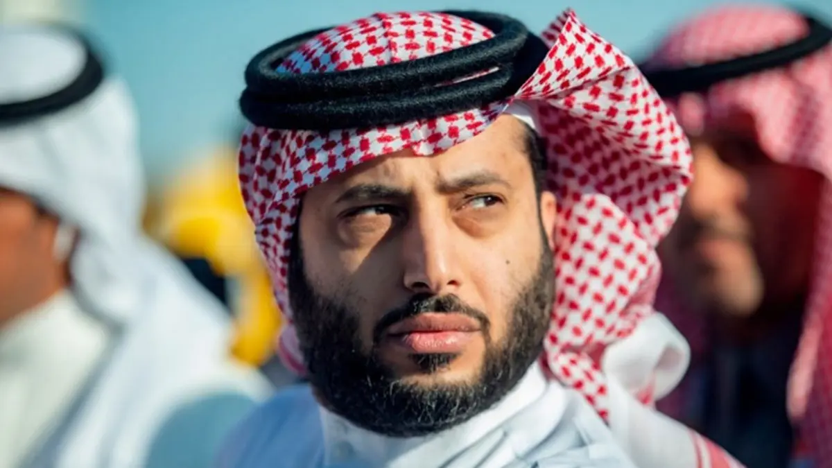 بعد رحلة علاج في أمريكا.. تركي آل الشيخ يسجد فور وصوله إلى السعودية (فيديو)