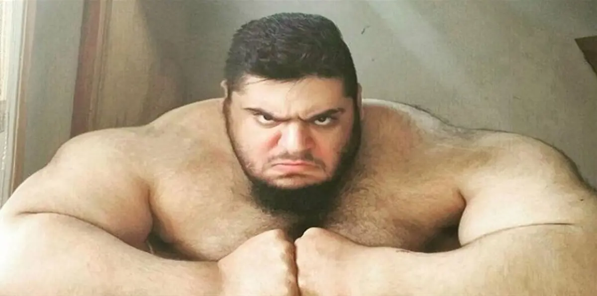 بالفيديو والصور.. تعرفوا على "الرجل الأخضر" الإيراني