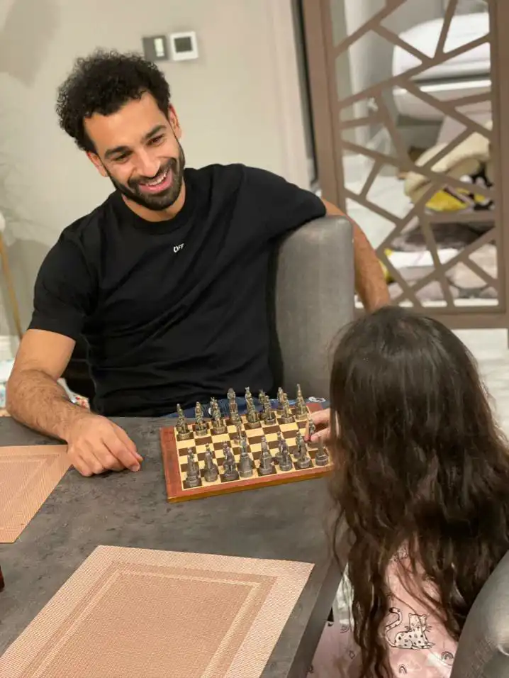 محمد صلاح وهو يلعب الشطرنج