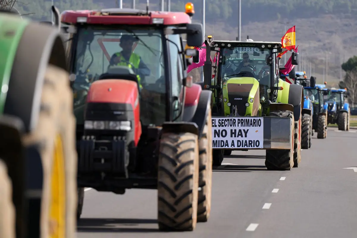 بالجرارات.. مزارعو إسبانيا ينظّمون صفوفهم للاحتجاج مجددًا 