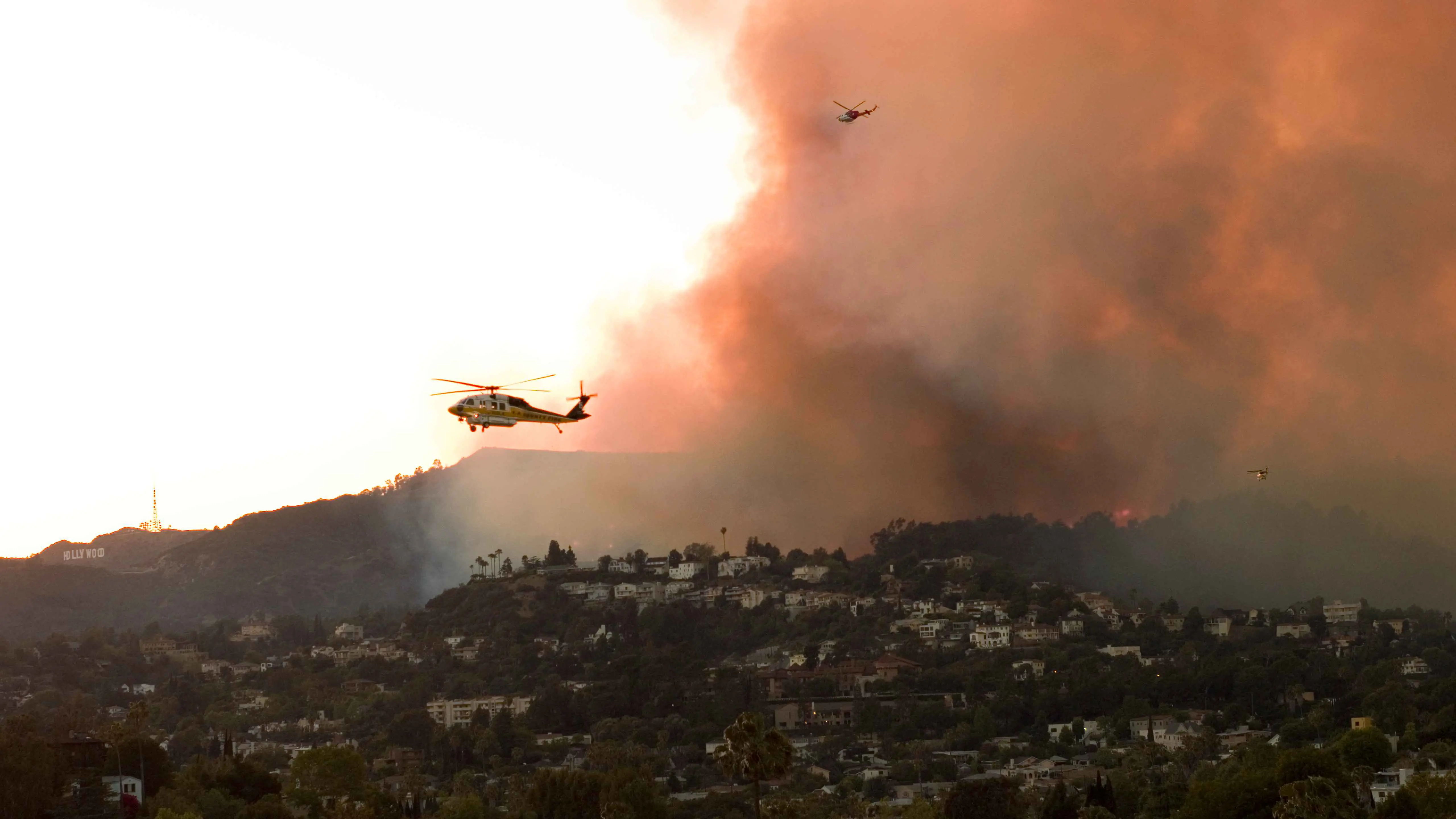 كاليفورنيا.. الآلاف يغادرون منازلهم جراء حريق غابات ضخم (صور)