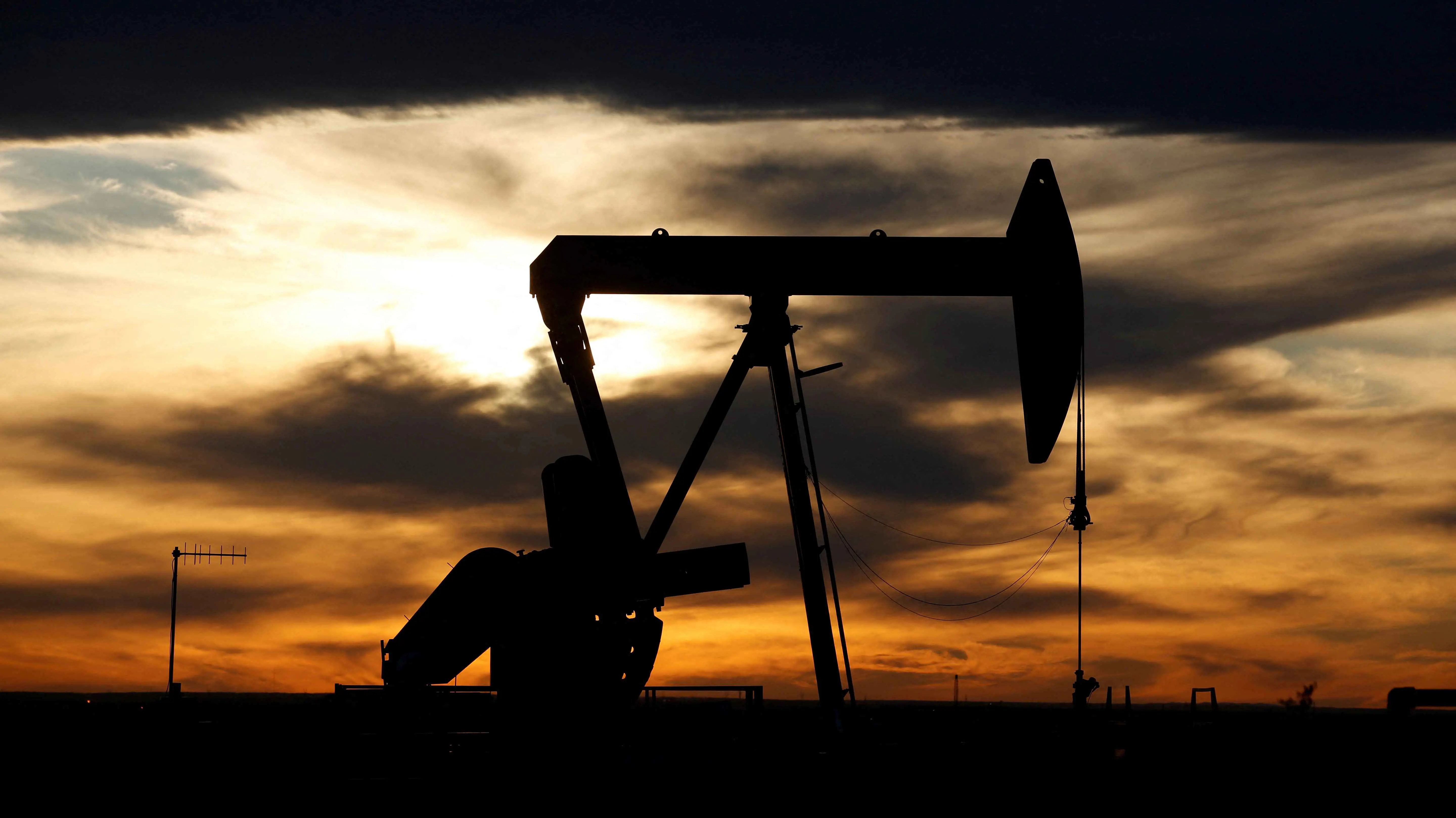 النفط يهبط وسط تباطؤ الاقتصاد الأمريكي