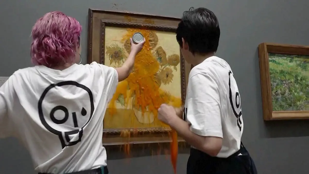 إلقاء حساء على لوحة لفان كوخ بمتحف لندن يقود فتاتين للمحاكمة
