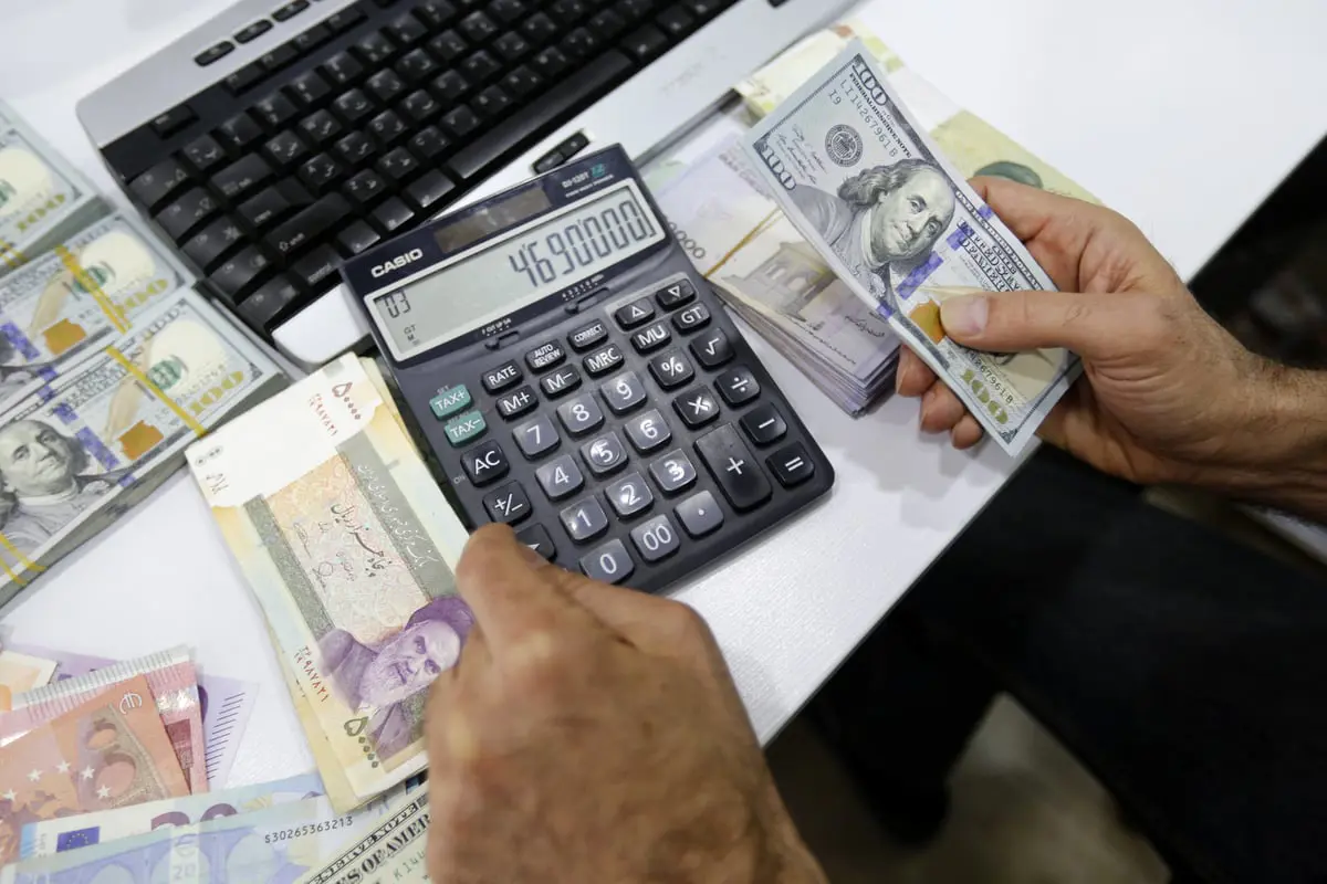 أزمة الدولار تتصاعد في إيران وسط عجز حكومي