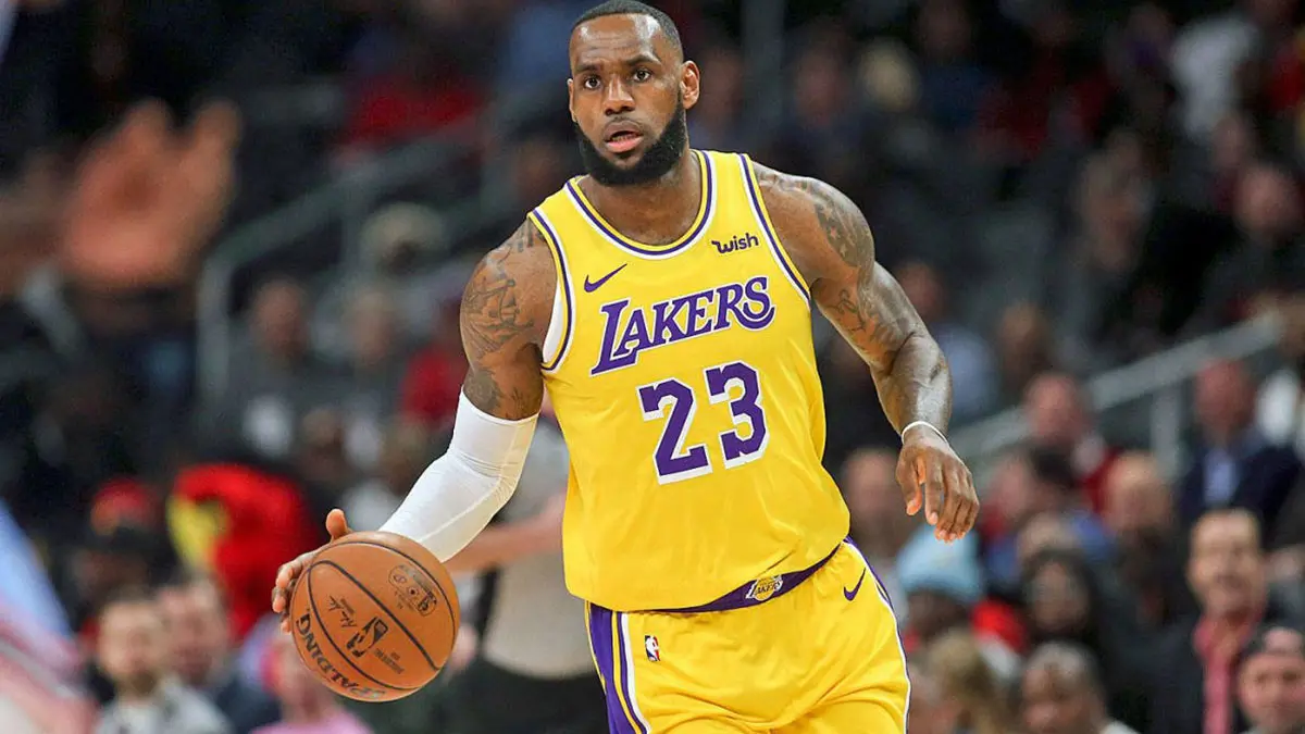 NBA.. ليكرز يتعافى بقيادة ليبرون جيمس ويهزم بولز في دوري السلة الأمريكي
