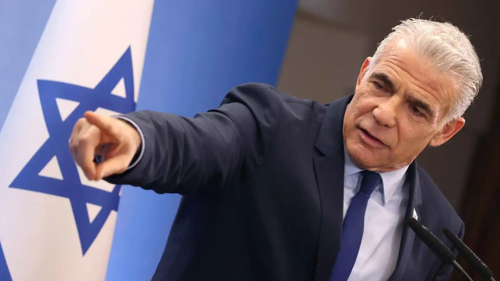 لابيد يهاجم نتنياهو: أنت تهين الجيش لإرضاء الحريديم