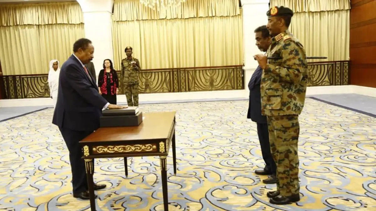 عبدالله حمدوك يؤدي اليمين رئيسًا للحكومة الانتقالية الجديدة في السودان (فيديو)