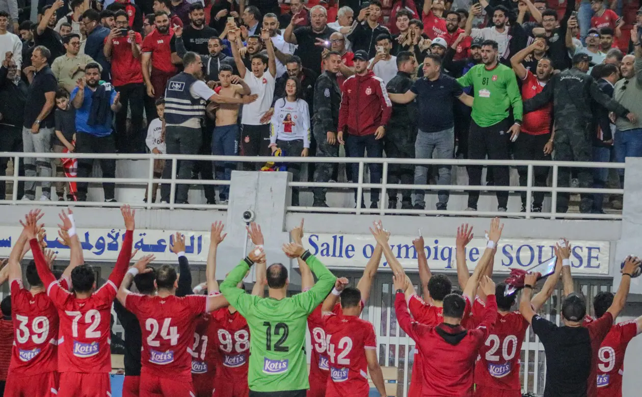 لاعبو النجم الساحلي لكرة اليد مع جماهير النادي