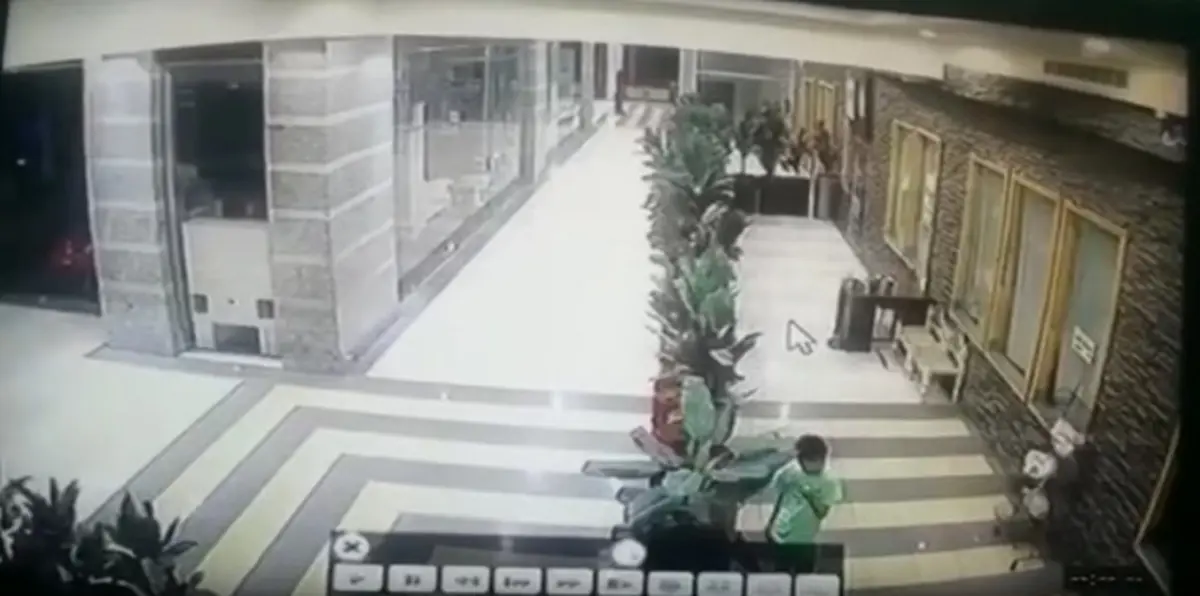 بالفيديو.. مشاجرة عنيفة بين مجموعتين كبيرتين من الشباب داخل مول في جدة