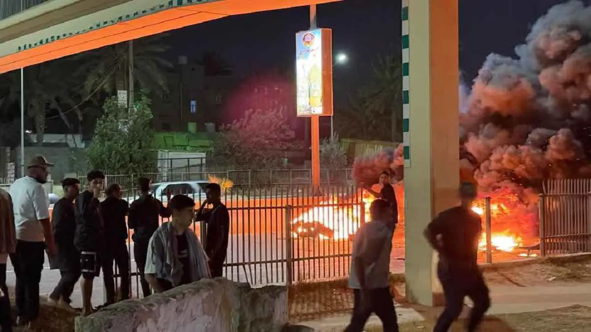 بعد اشتباكات طرابلس.. محتجون يحاصرون مقر الدبيبة ويطالبون باستقالته (فيديو)