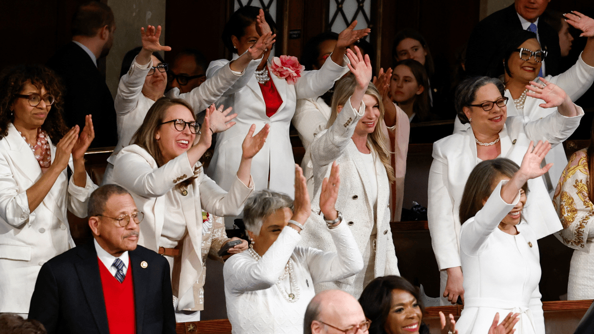ما سرُّ اللباس الأبيض في الكونغرس خلال خطاب بايدن؟