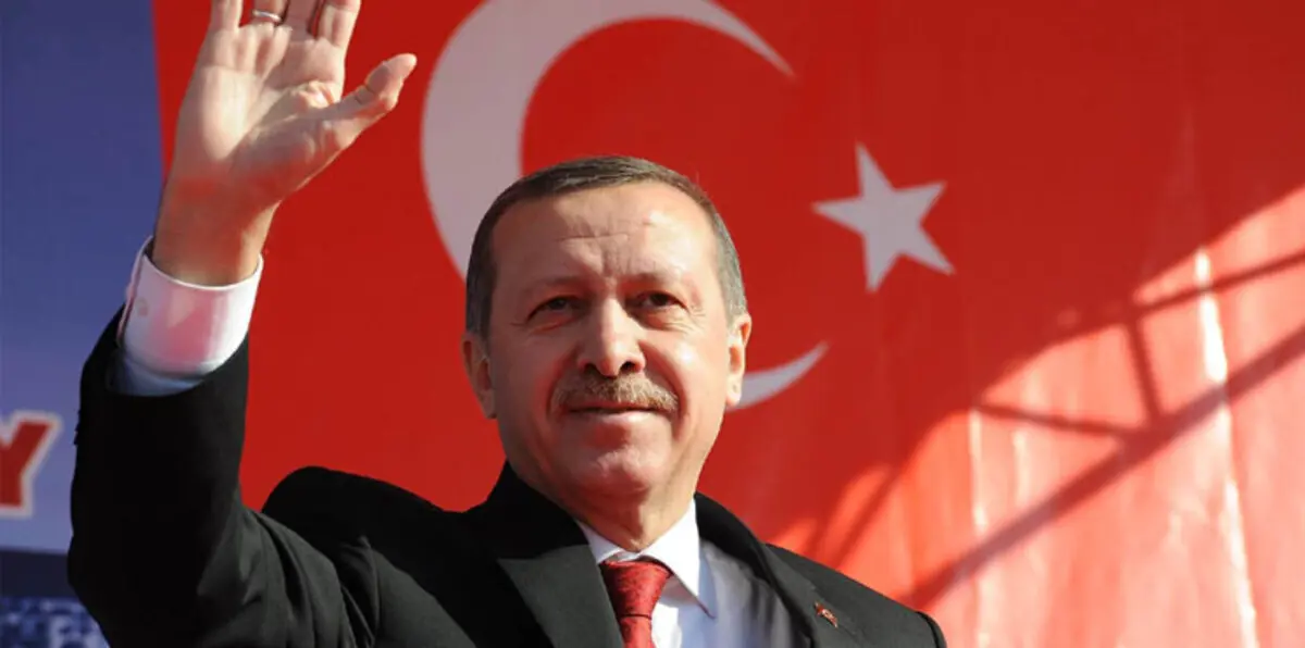 أردوغان يبتسم على الصفحة الأولى لصحيفة خصمه غولن
