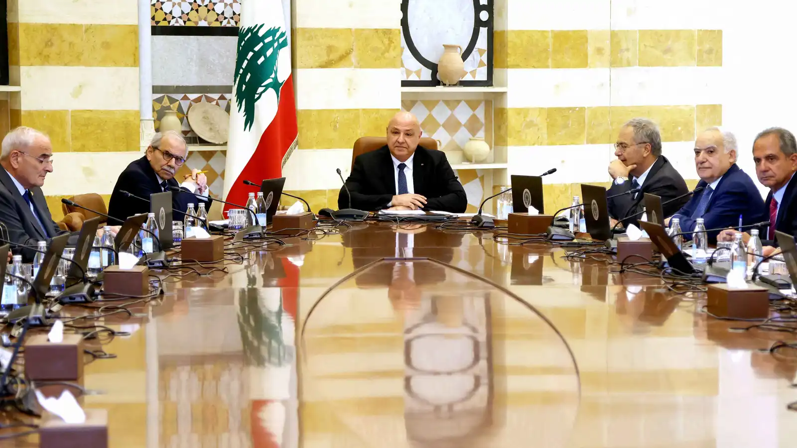 بسبب تمسكه بالسلاح.. "حزب الله" يضع لبنان أمام 3 سيناريوهات