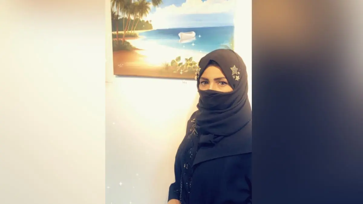 فنانة تشكيلية سعودية موهوبة تُفاجأ بطلب جماعي كبير على لوحاتها