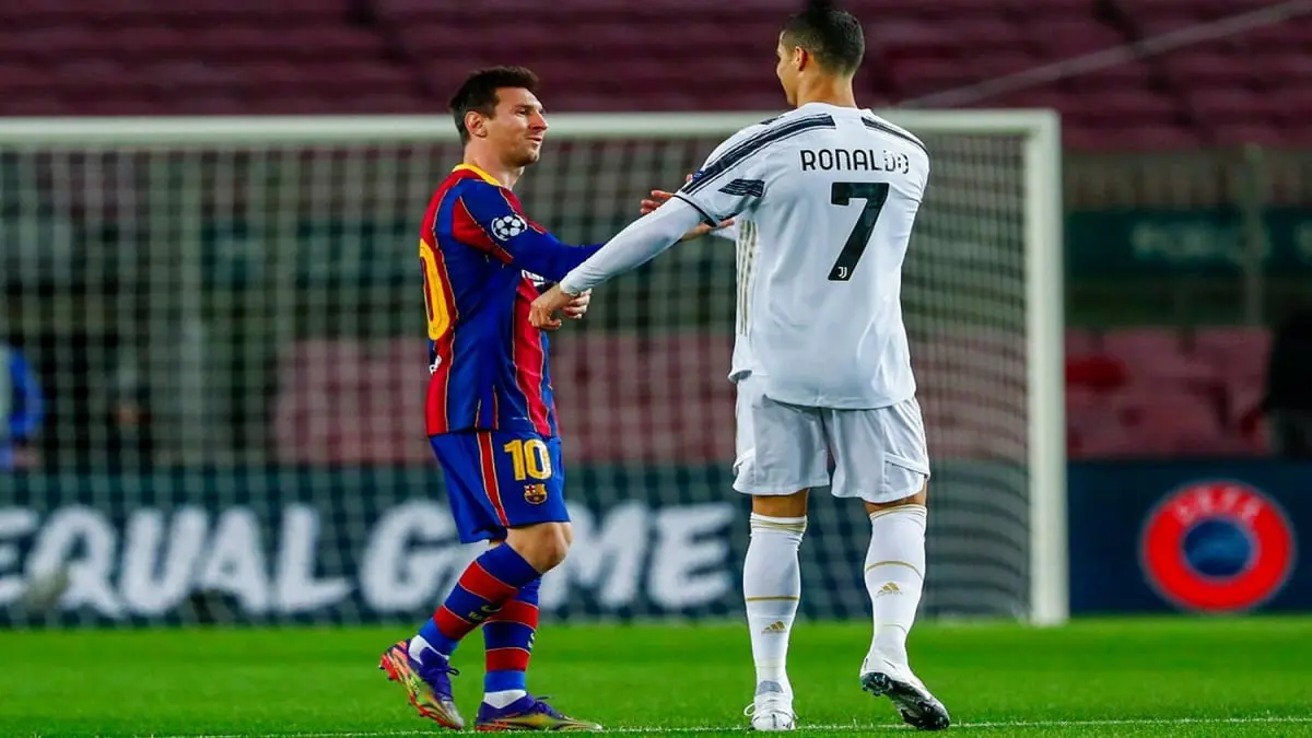 عناق بين ميسي ورونالدو قبل انطلاق مباراة برشلونة ويوفنتوس (فيديو)