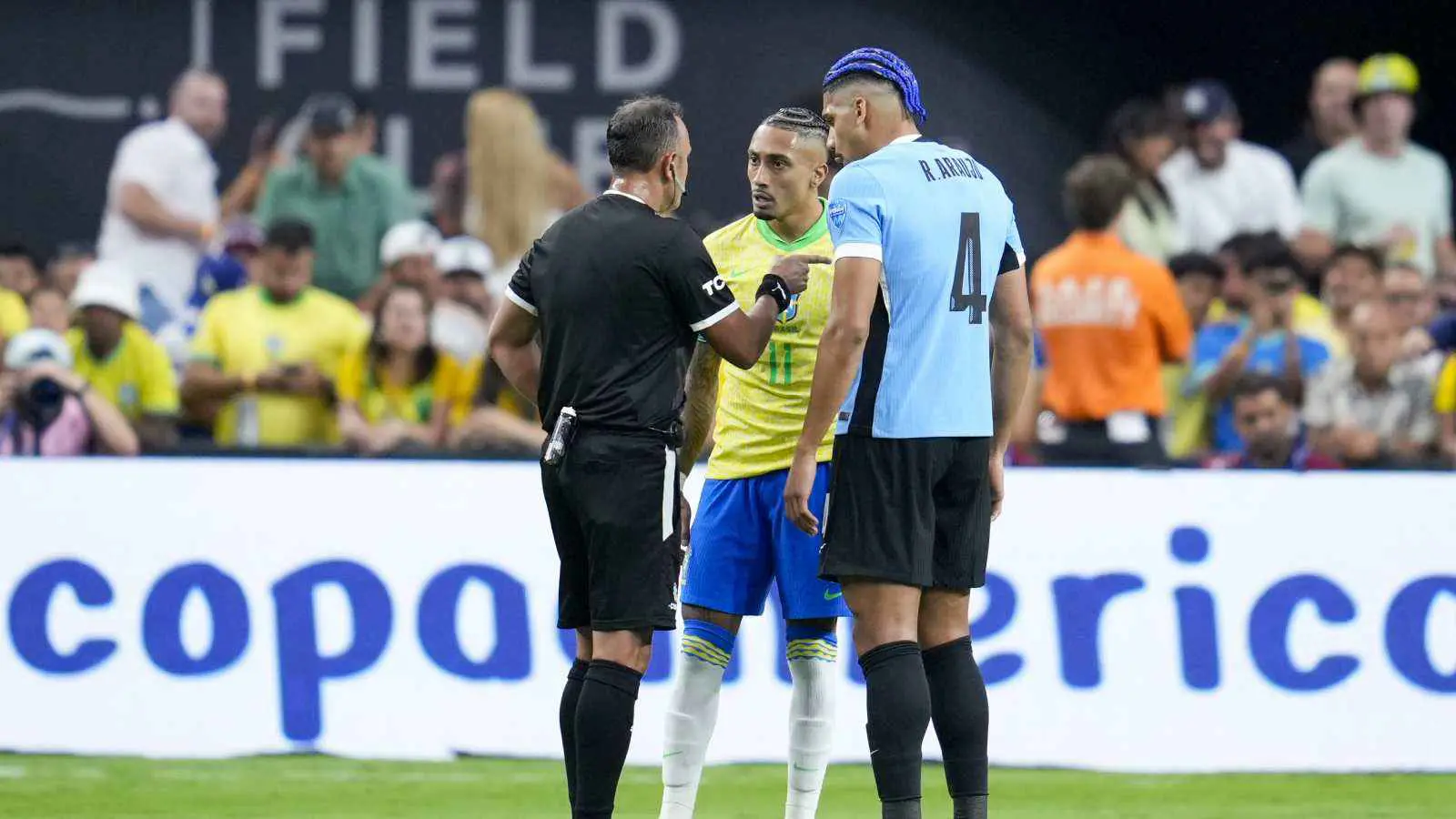 أراوخو يغادر مباراة البرازيل وأوروغواي مصابًا