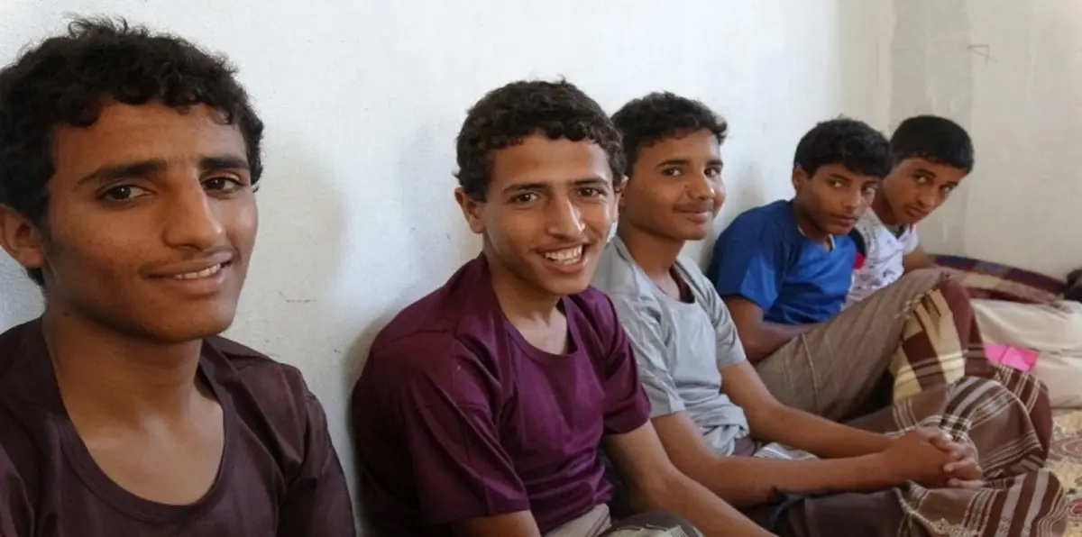شاهد بالصور كيف يعامل الجيش اليمني أطفالًا مجبرين على القتال في صفوف الحوثيين
