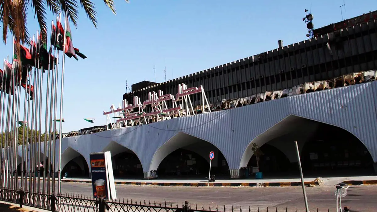 ليبيا.. جرحى في سقوط قذيفة على مطار طرابلس