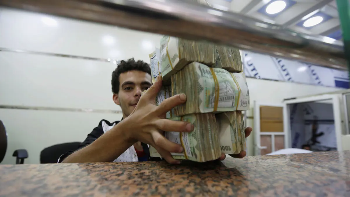 الريال اليمني ينخفض مجددًا عقب أيام من التحسن