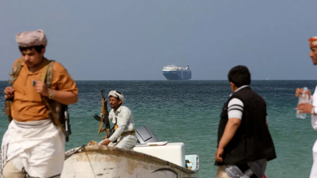 أمبري: صاروخ يصيب سفينة تجارية قبالة اليمن