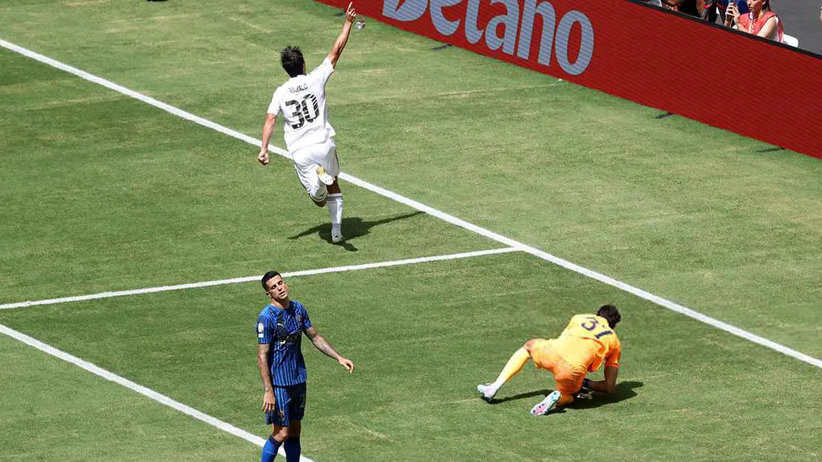 "عار وفضيحة".. ردود فعل غاضبة بسبب رجل مباراة الهلال وريال مدريد