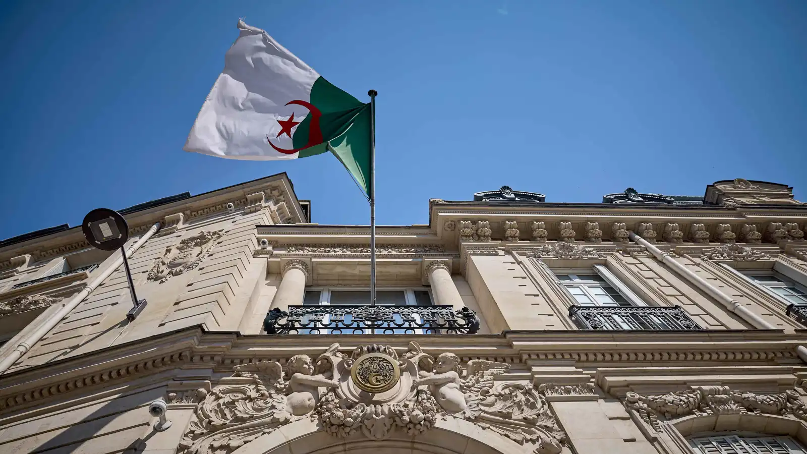 دبلوماسي فرنسي: لا قرار سياسيا بتخفيض التأشيرات للجزائريين