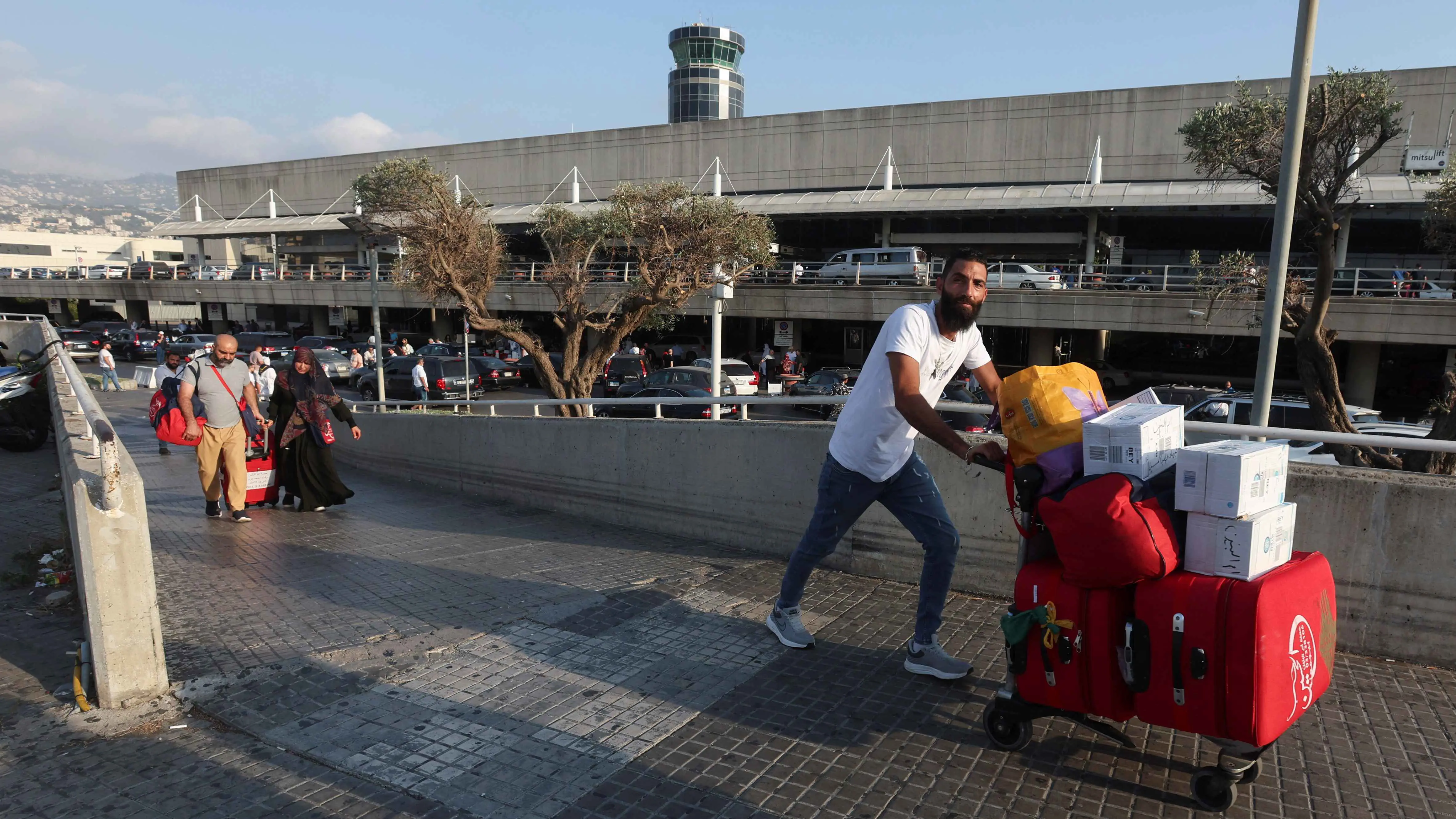 بعد التشويش على الـ"GPS"..  مطار بيروت معرض لمقذوفات "حزب الله"