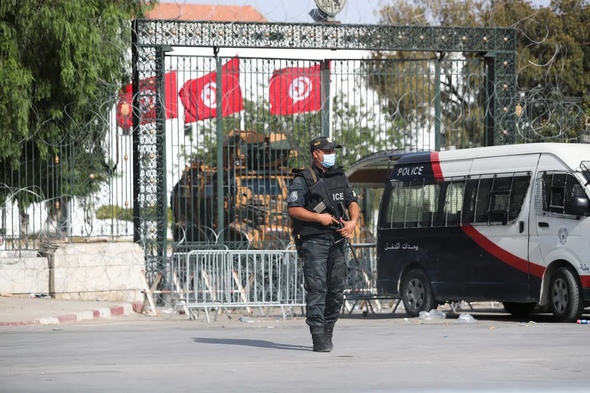 اعتقال المحامي التونسي مهدي زقروبة بعد اقتحام نقابة المحامين (صور)
