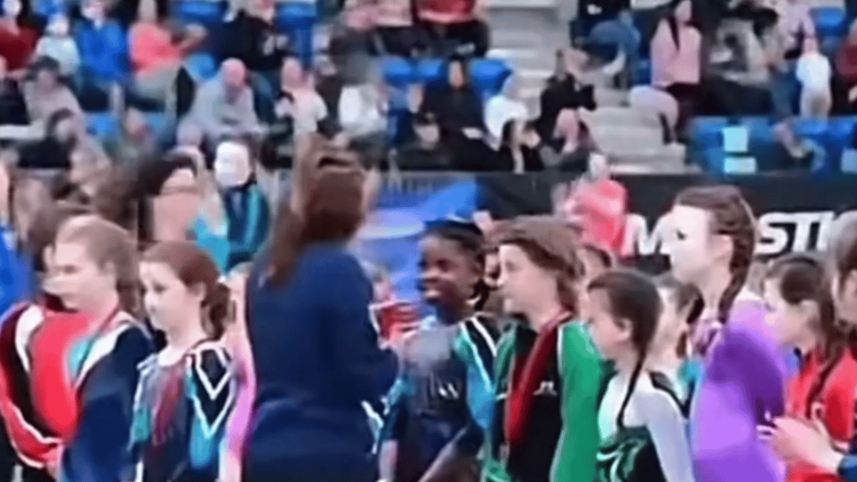 العنصرية تحرم طفلة سمراء من ميدالية رياضية في أيرلندا (فيديو)