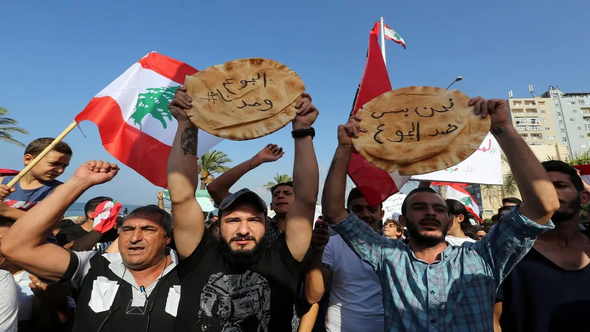 تحذير من "ثورة جياع".. انهيار غير مسبوق لليرة اللبنانية واستعدادات لـ"يوم الغضب"