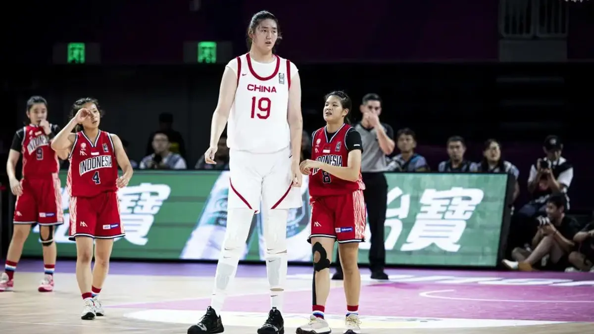 عمرها 17 عامًا وطولها 2.20 متر.. من هي نجمة كرة السلة الصينية زانغ زيو؟